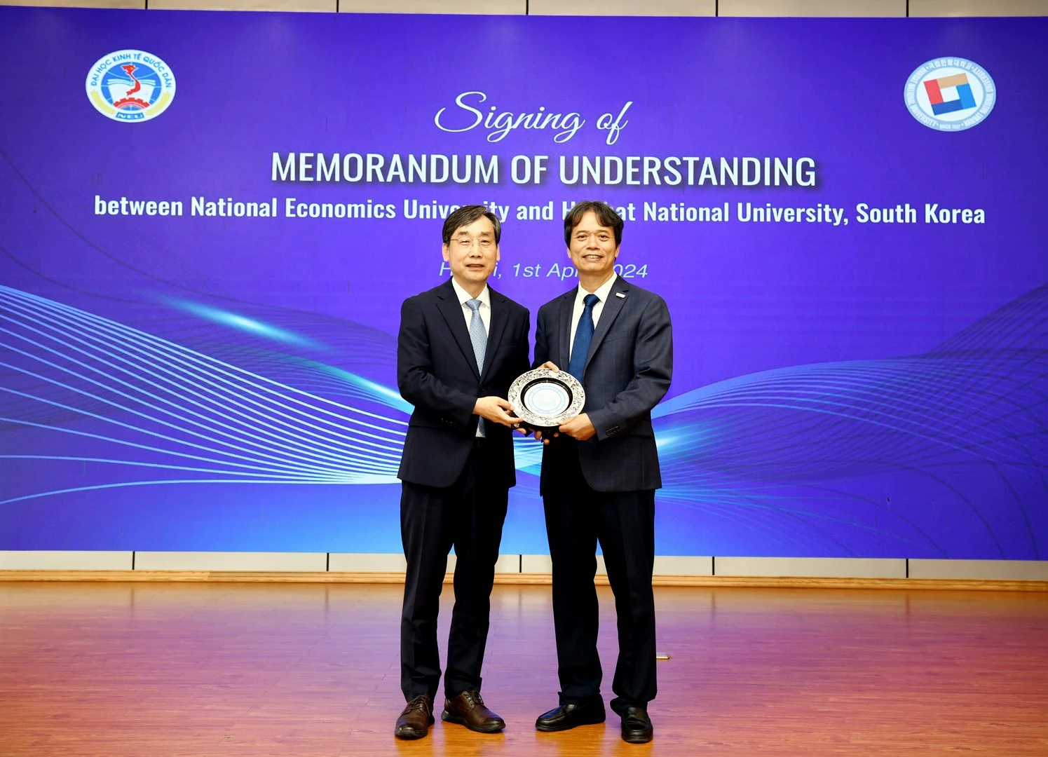 TS. OH Yong-Jun - Hiệu trưởng Trường ĐHQG Hanbat cùng GS.TS Phạm Hồng Chương - Hiệu trưởng Trường ĐH KTQD trao quà và chụp ảnh lưu niệm.