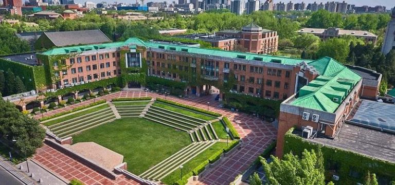 Toà nhà kiến trúc cổ kính trong khuôn viên Đại học Thanh Hoa