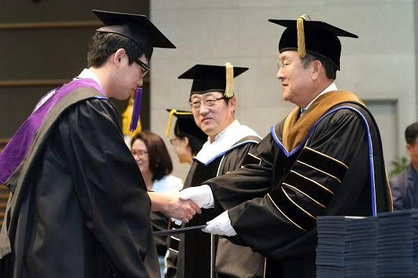 Sinh viên nhận bằng tốt nghiệp sau hành trình du học Hàn Quốc