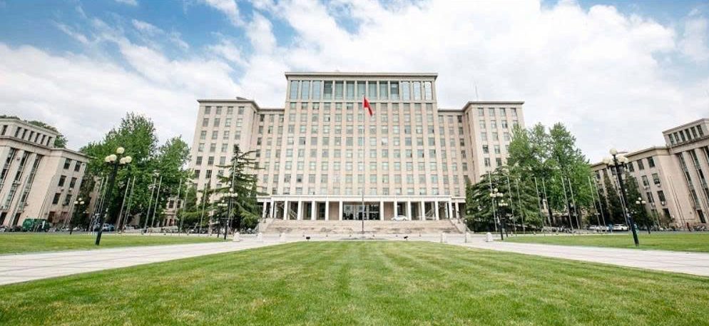 Khuôn viên tòa nhà hành chính Đại học Thanh Hoa Trung Quốc