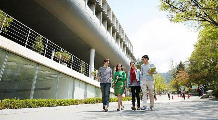 Sinh viên trong khuôn viên Seoul National University