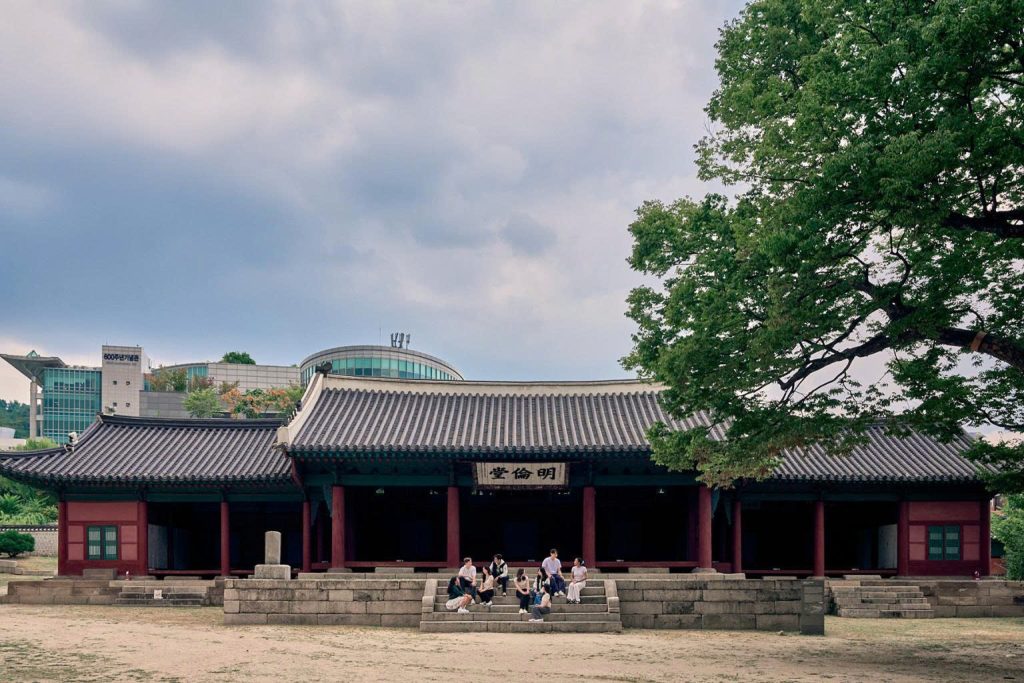 Khuôn viên Đại học Sungkyunkwan với tòa Myeongnyundang truyền thống
