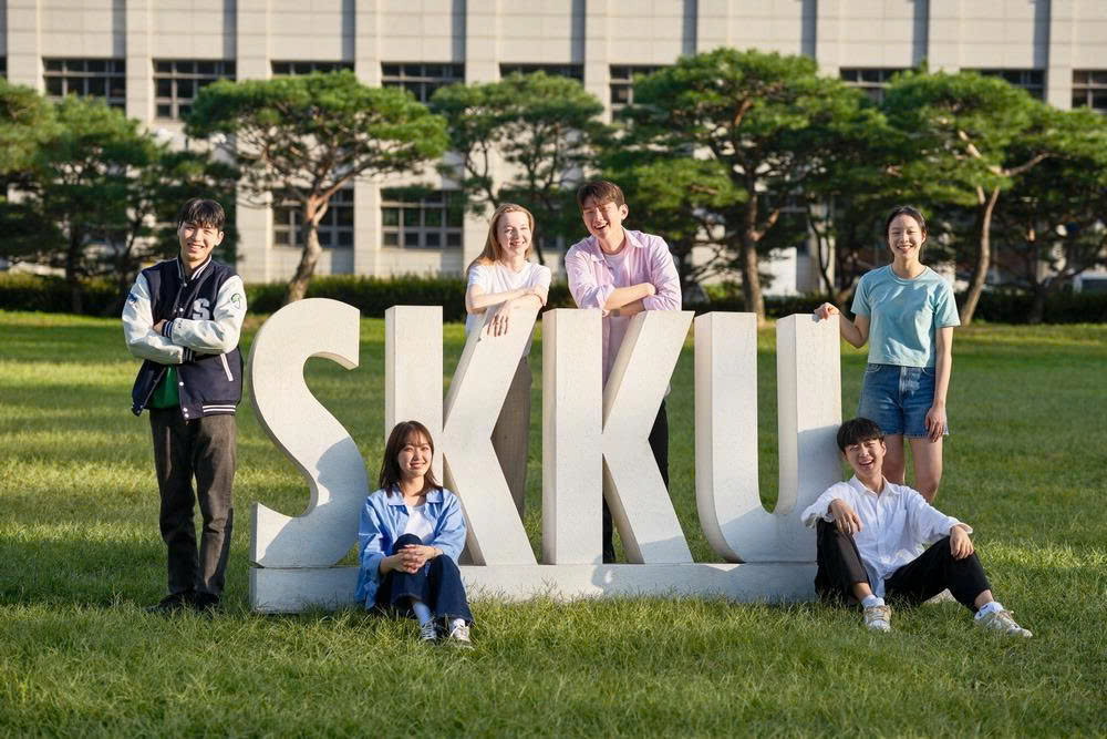 Sinh viên Đại học Sungkyunkwan chụp ảnh trong khuôn viên trường