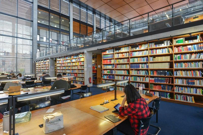 Không gian thư viện tại trường đại học Đức – Môi trường học tập dành cho sinh viên quốc tế