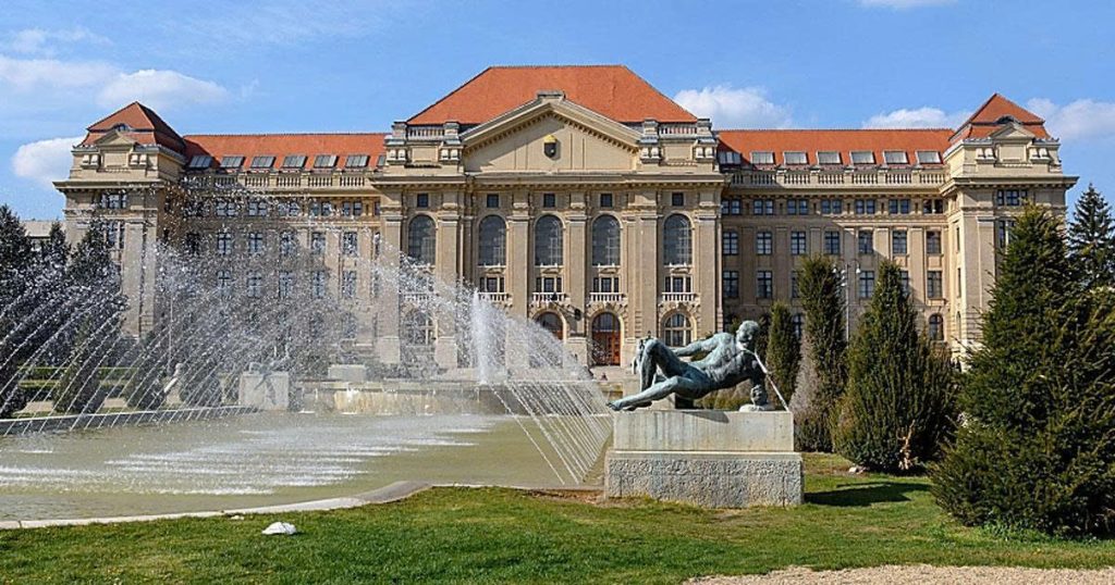 Khuôn viên Đại học Debrecen tại Hungary với tòa nhà chính mang kiến trúc cổ điển
