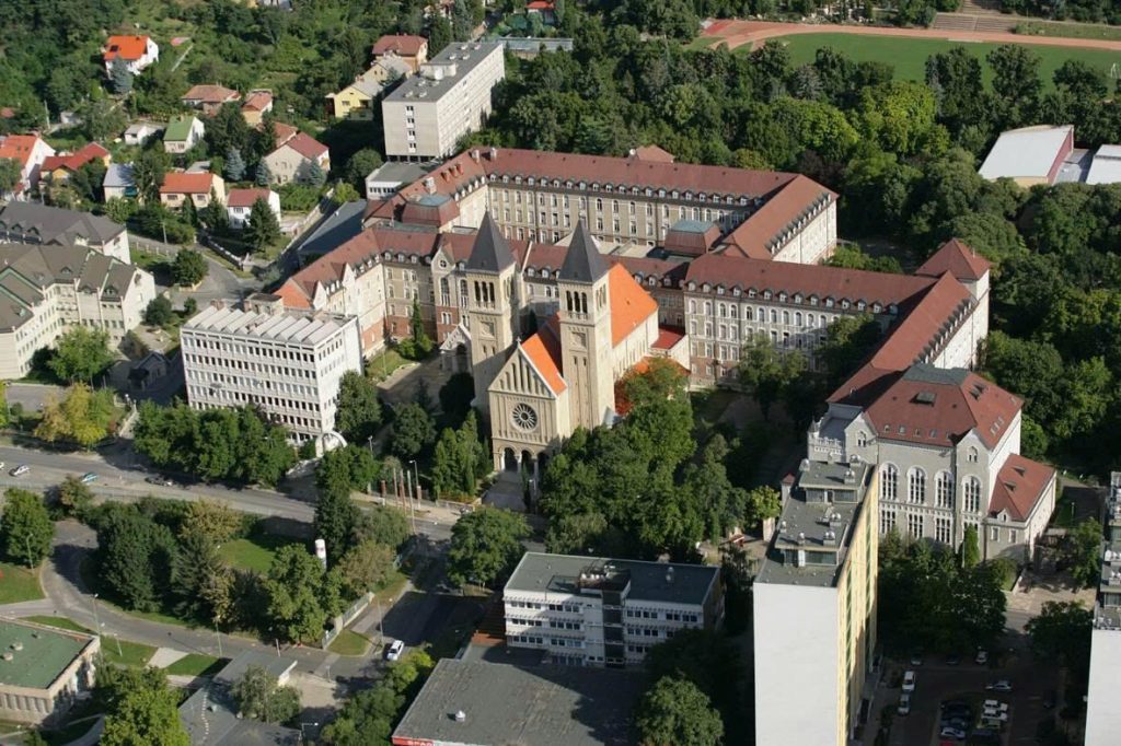 Khuôn viên trường đại học tại Hungary dành cho sinh viên quốc tế