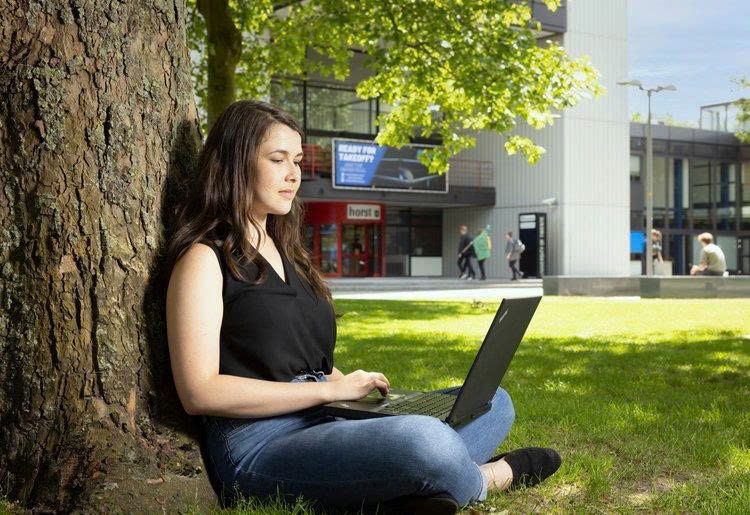Sinh viên sử dụng laptop học tập ngoài trời tại University of Twente, Hà Lan