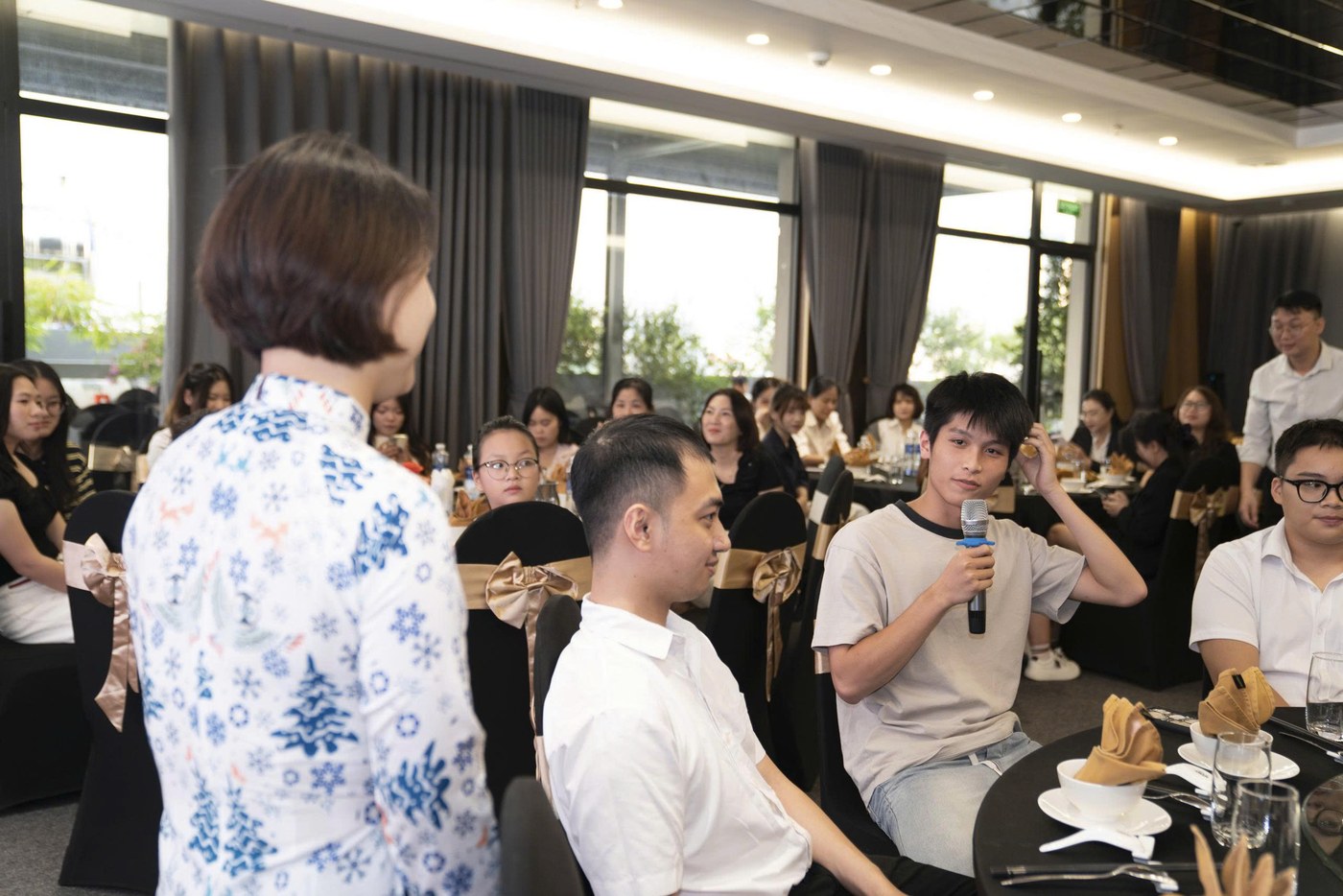 Học viên thảo luận tại hoạt động ngoại khoá của Eduline