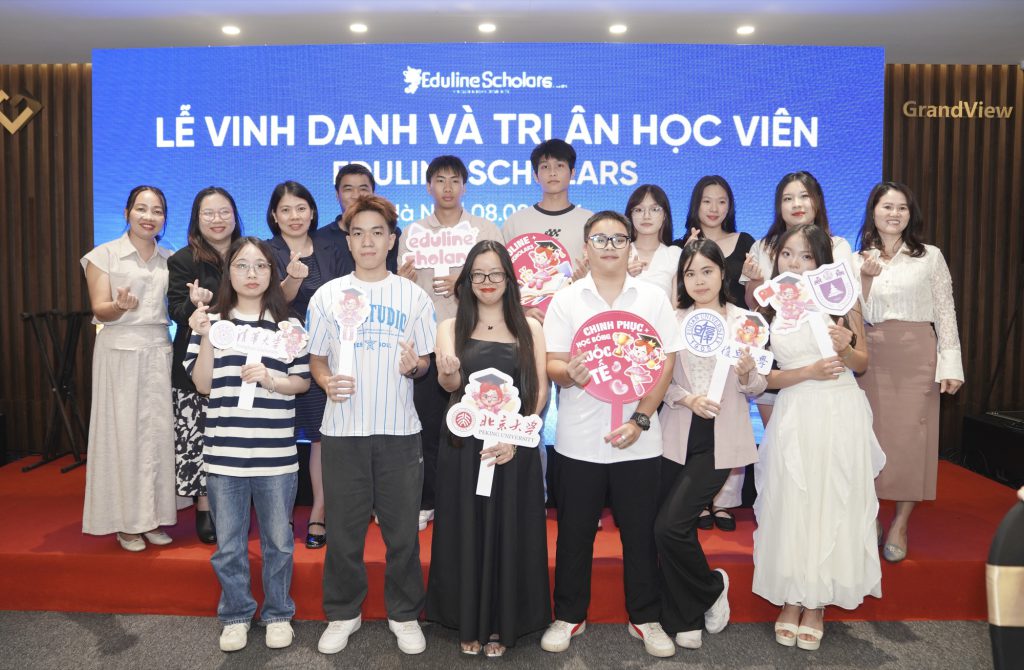 Học viên và đội ngũ Eduline Scholars tại lễ vinh danh và tri ân học viên