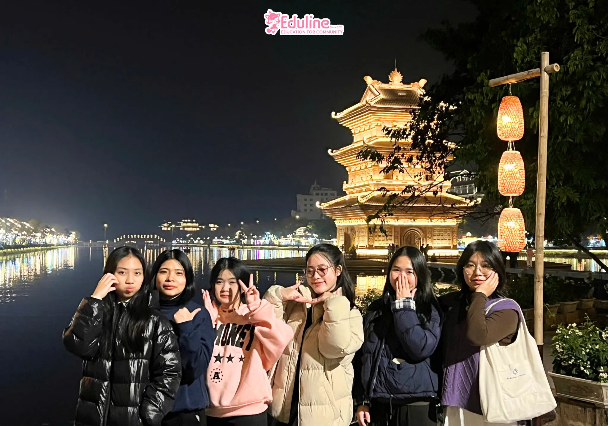 H&igrave;nh ảnh c&aacute;c bạn học vi&ecirc;n dạo chơi tại Phố đi bộ Ninh B&igrave;nh