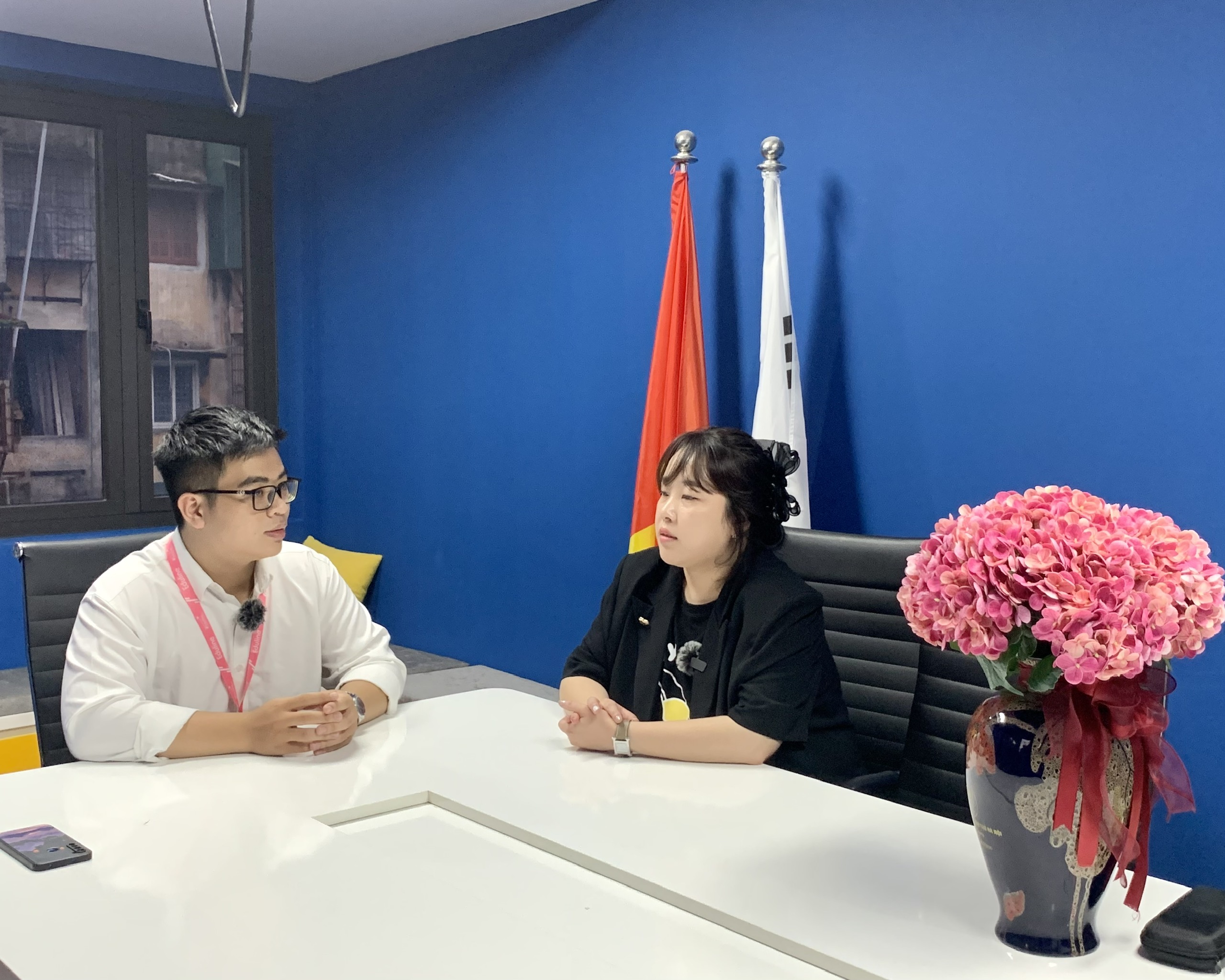 C&ocirc; Park đại diện trường Konkuk trao đổi v&agrave; l&agrave;m việc với đội ngũ Eduline