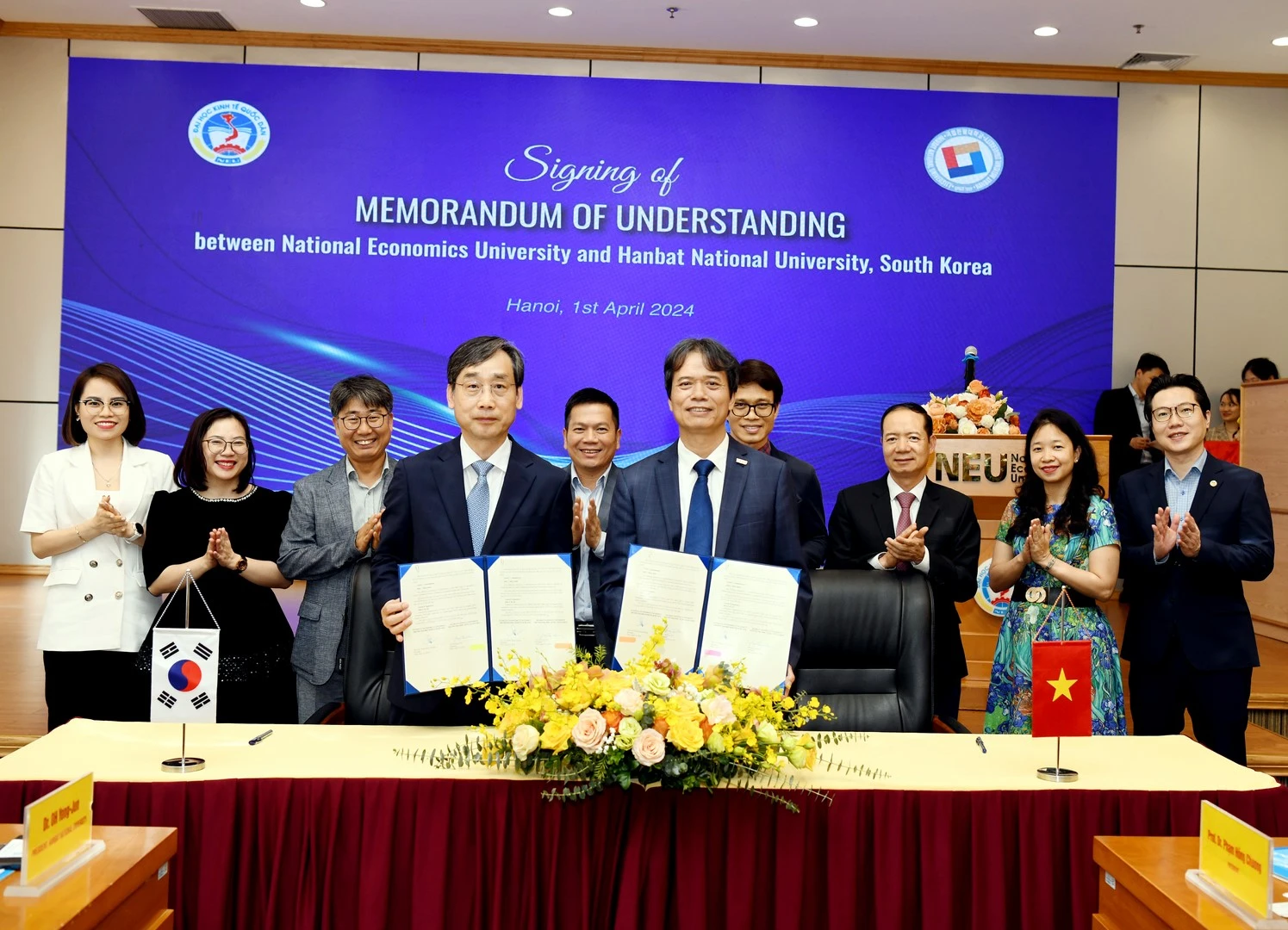 Đại diện Eduline, HBNU, NEU tham gia lễ k&yacute; hợp đồng MoU giữa hai trường.