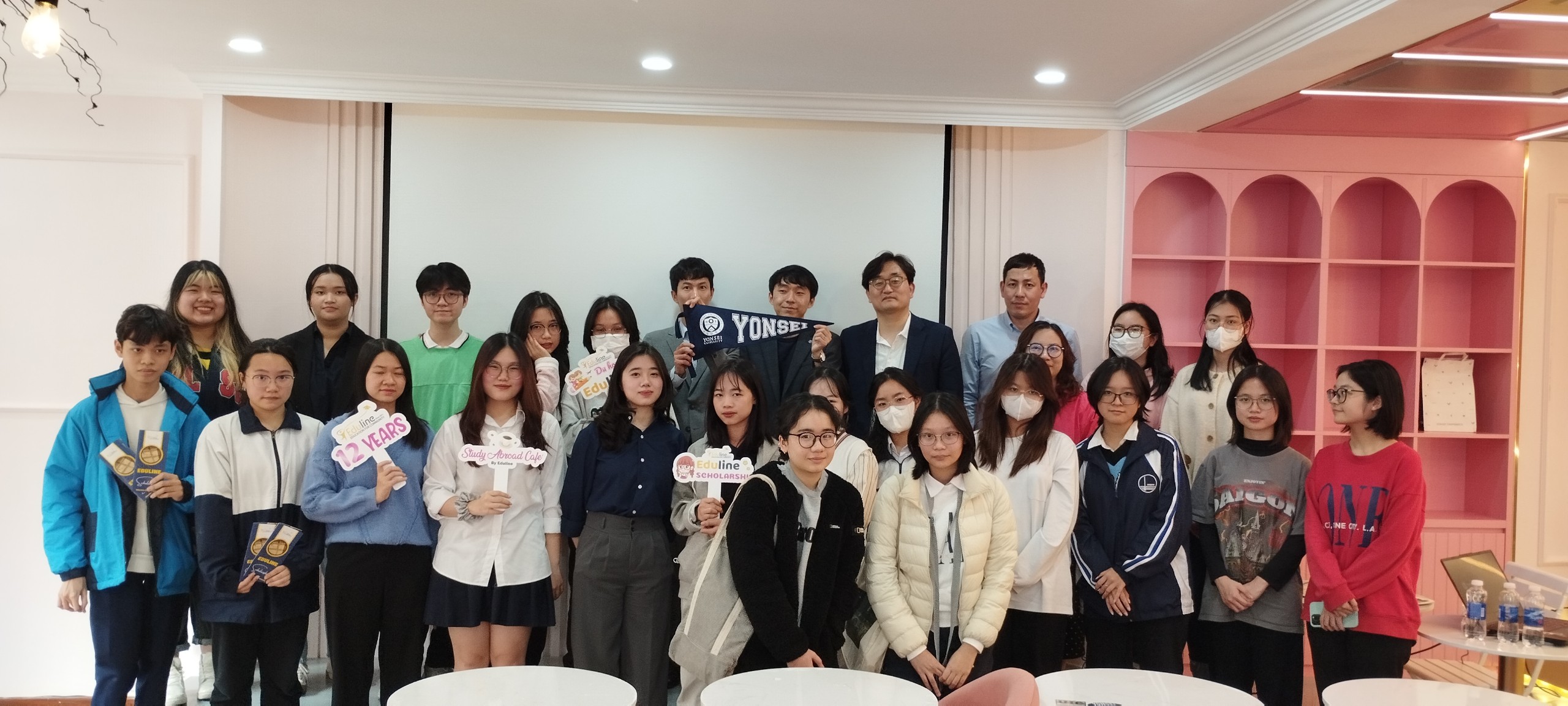 học sinh của Eduline tr&ograve; chuyện với ph&oacute; hiệu trưởng trường Đại học Yonsei