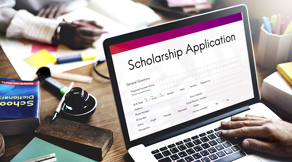 Nộp hồ sơ xin học bổng chính phủ